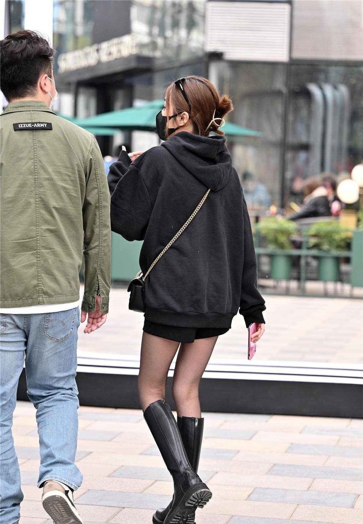 黑袜配靴子,经典的春季连衣裙或者高跟鞋,衬托你的身材_黑色_效果