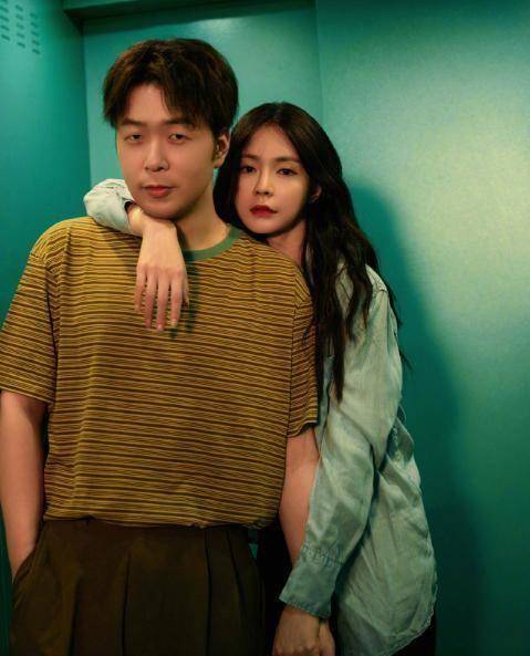 杜海涛爬山减肥,播放老婆沈梦辰歌曲,还将结婚照设为屏保好甜_kg_老公