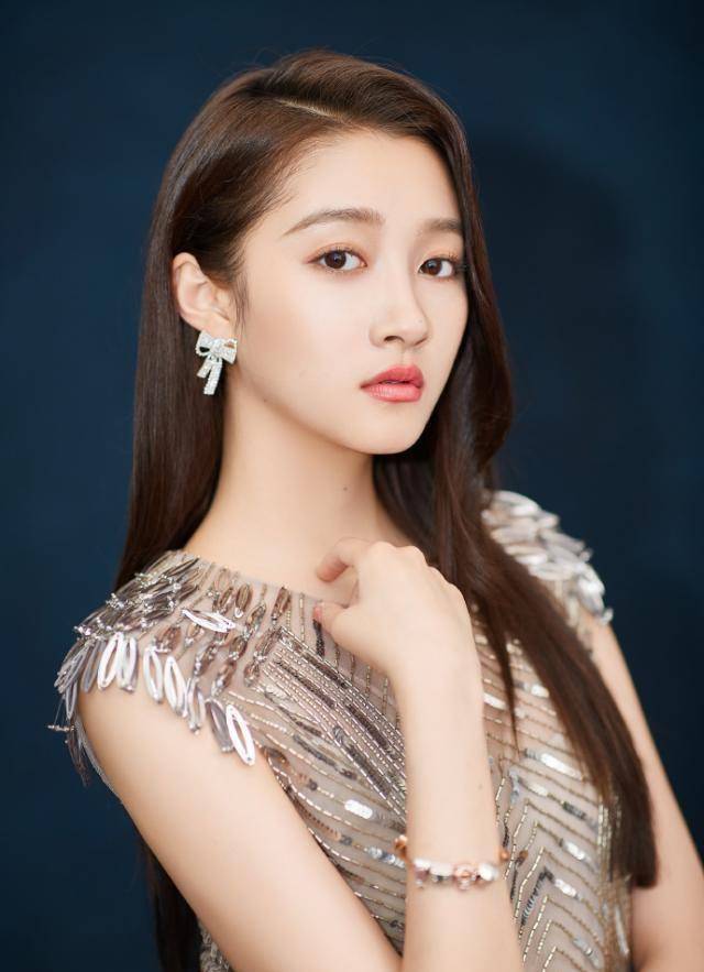 关晓彤换长直发美得优雅,穿淑女裙和亮片裙秀"白瓷腿"太撩人_活动