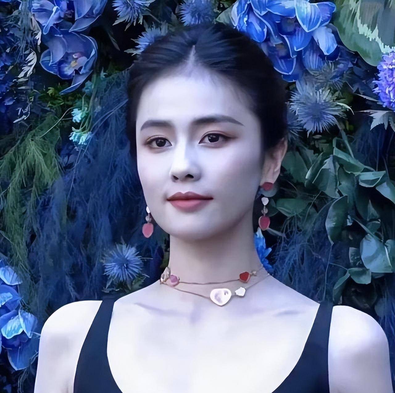 网友路遇罕见白鹿如画中走出 来自搜狐网