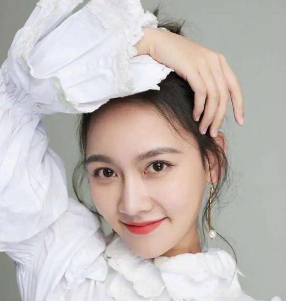曝任重孙骁骁试穿婚纱,疑将举办婚礼,女方是江铠同的闺蜜_网友_消息