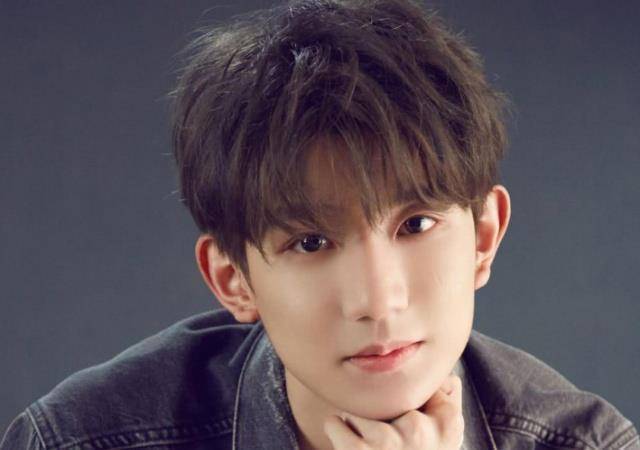 而他正好是2000年出生的,这一年的生肖是龙,所以王源在暗示这个水果有