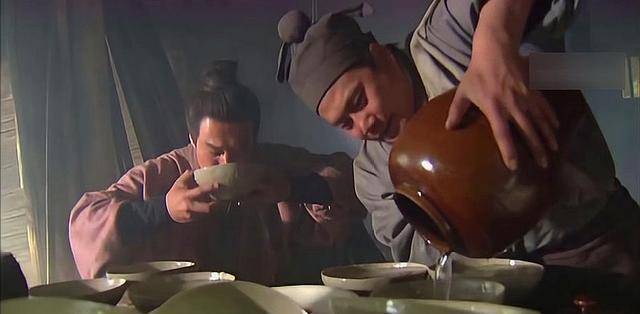 武松一口气喝下十八碗酒,是作者吹牛吗,现代人能不能喝得下_古代_酒量
