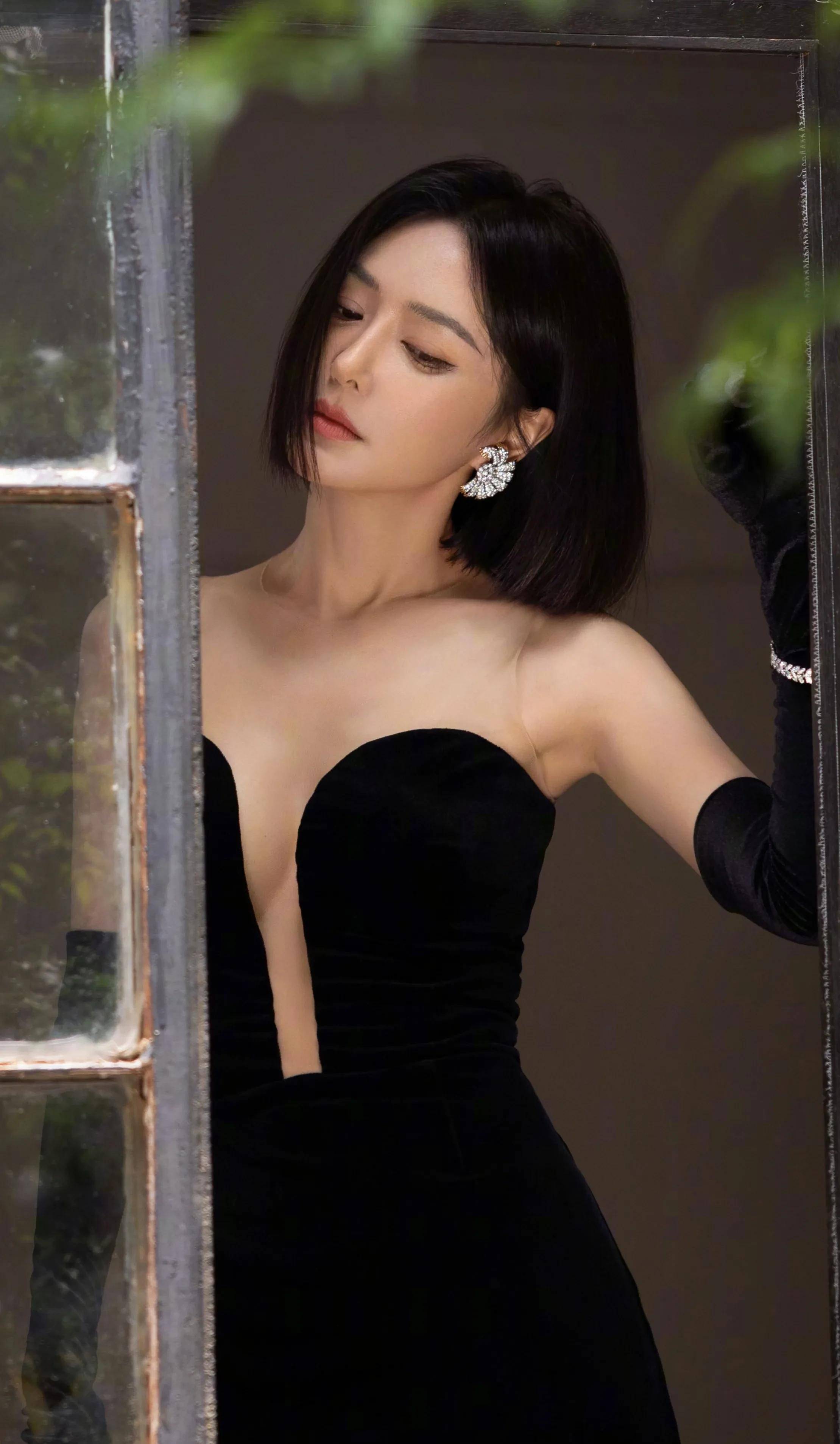 秦岚时尚电影图片黑色镂空长裙,梦中走出的黑天鹅_照片_衣服_西装