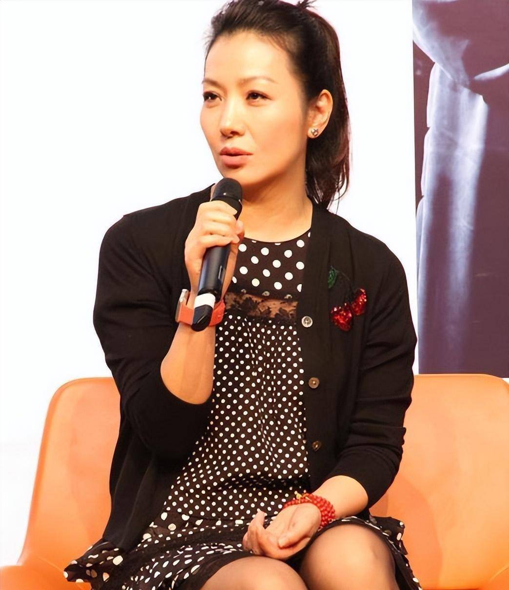 胡军全家到三亚旅游,妻子罕见露面,20岁女儿九儿长相高级似超模_卢芳