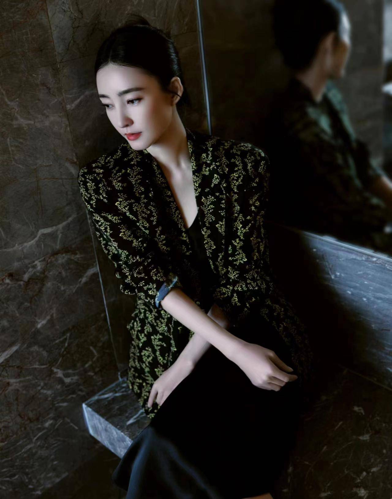 王丽坤新戏宣传穿搭亮眼,小黑裙搭刺绣花纹西装,精致又时髦!