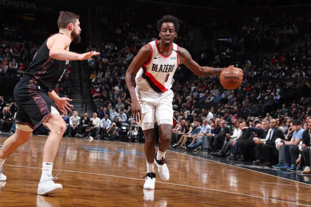 海沃德生涯至今,出战784场常规赛,场均15.5分4.5篮板3.5助攻1抢断0.