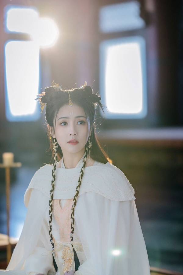 她的古装扮相相当漂亮,而且可塑性强,无论是《招摇》的霸气女魔头