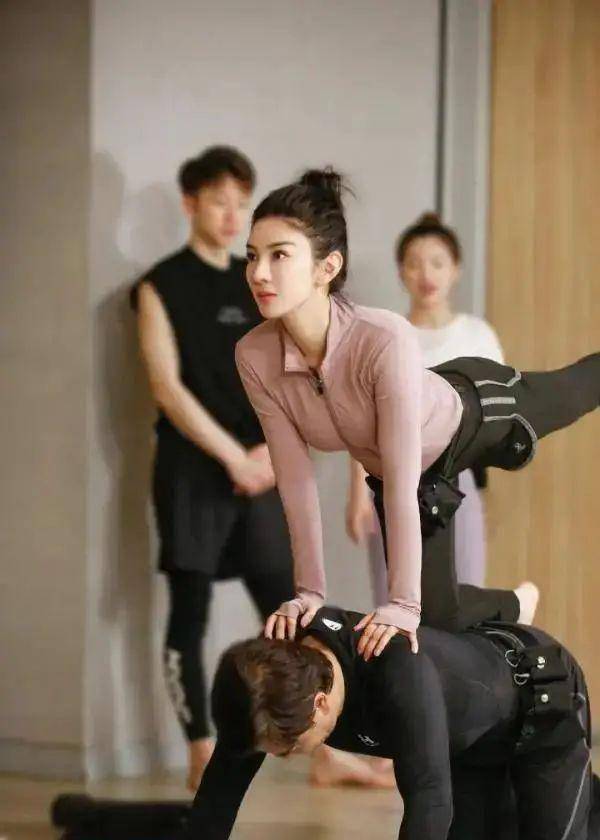 而黄奕和崔伟同样如此,黄奕通过节目能够找到合适的另一半自然是最好