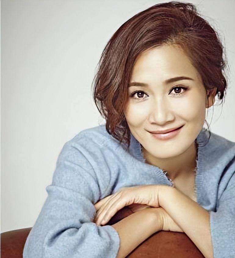 没过几年,侯勇又和90后王瑞谈起了忘年恋,并在2017年迎娶小他二十多岁