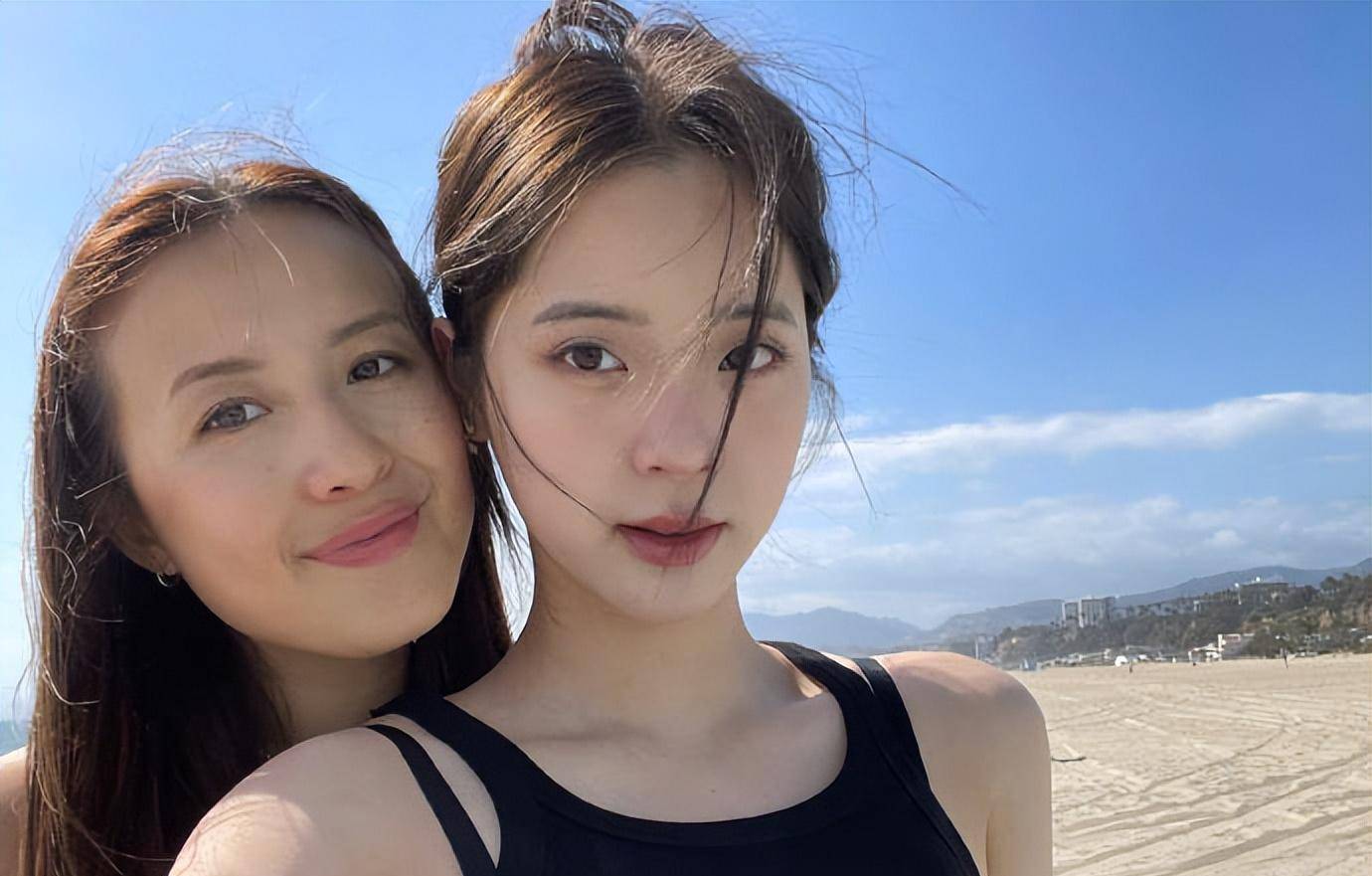 欧阳娜娜晒出海边照片,身穿少女风十足的黑色吊裙,嘟着嘴开心地和朋友