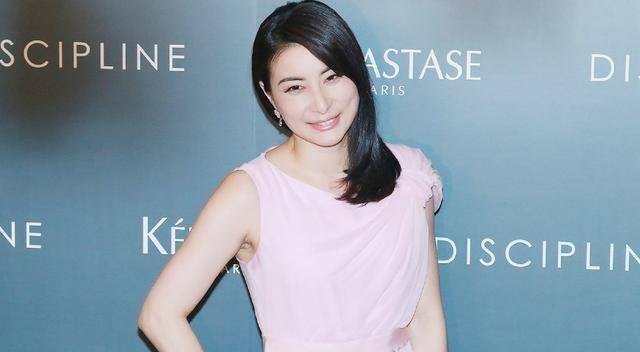 郭晶晶近照让人心疼,白发参半,双眼已近失明_身体_眼睛_豪门