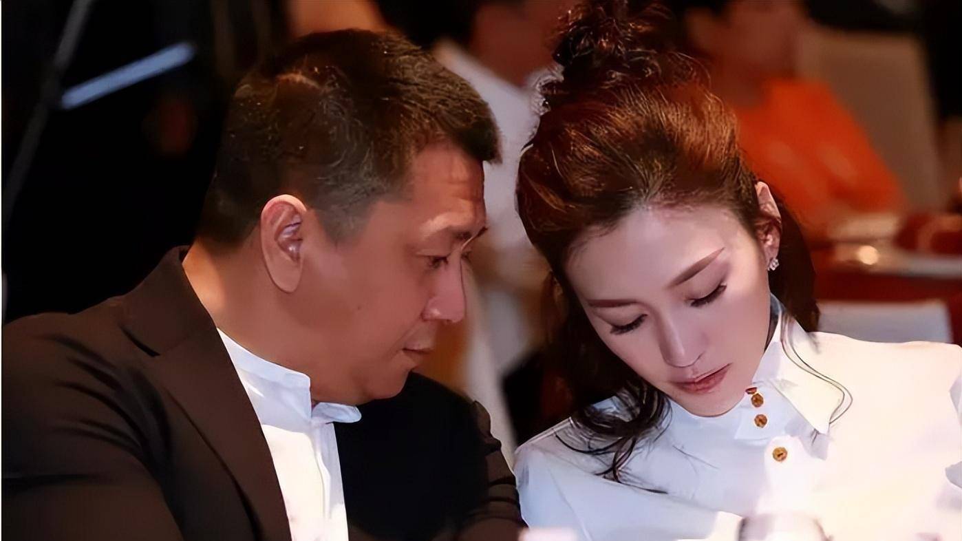 李小冉携手大6岁富豪老公出席活动,她娇美如少女,老公像她爸_徐佳宁