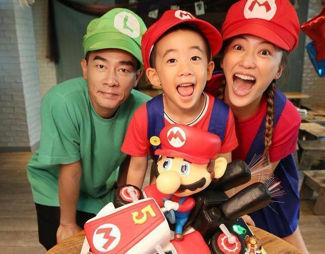 jasper当哥后首露面,陈小春陪儿子游泳放松,父子同框温馨有爱_应采儿