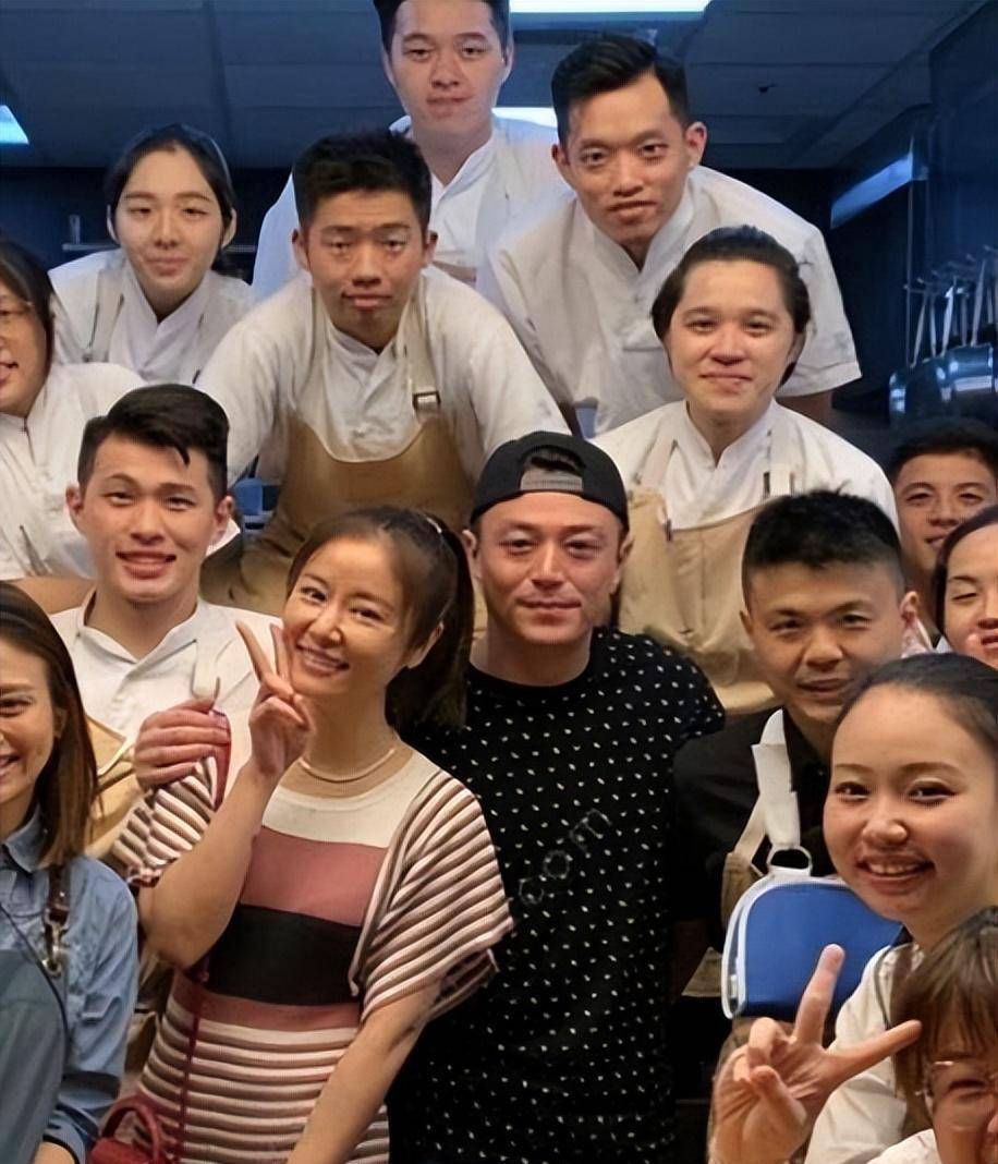 林心如全家福曝光,6岁女儿脸型像妈五官英气太像爸_风格_衬衫_时尚