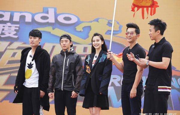 《跑男》节目中郑恺,李晨,郭麒麟以及蔡徐坤四人"男扮女装"的样子,一