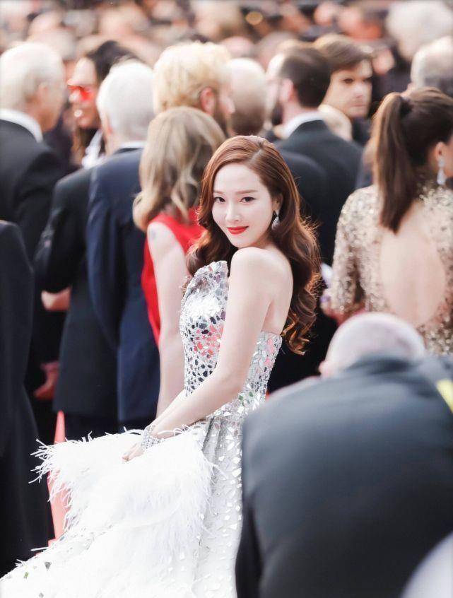 戛纳红毯群芳斗艳,天王嫂黑裙霸气,郑秀妍身着羽毛裙清纯动人!