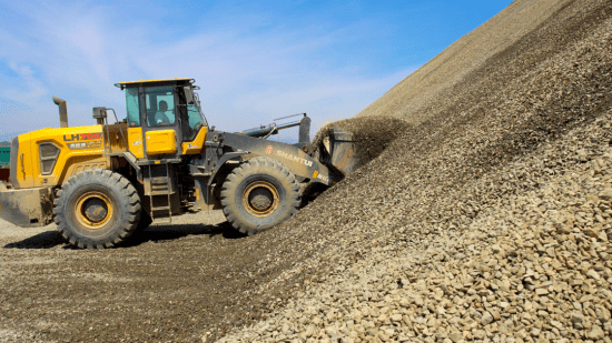 现在不一样了,拿这台山推70来说,五六铲就能装一车.