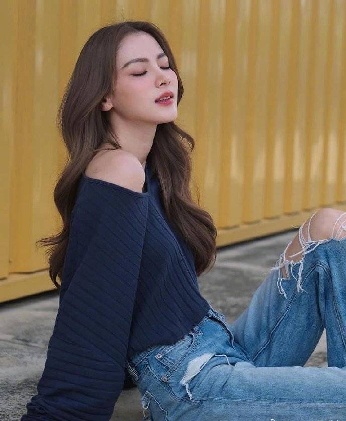 泰国第一女神吕爱惠亮相北京时装秀,穿深v露背连衣裙,与杨颖同框两人