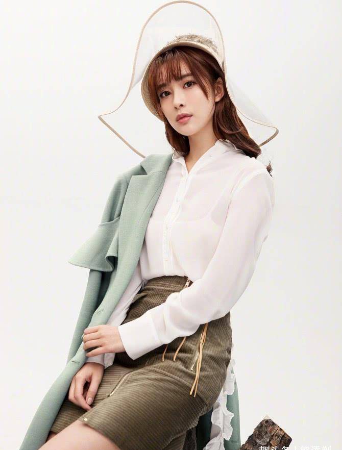 孟子义的"渣女坐姿"火了,看她双腿怎么放的,一般女生不敢模仿_look