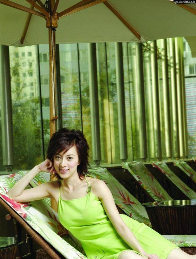 金巧巧这么穿衣服有点显老,绿色搭配更接地气,感觉不太高级_款式_颜色