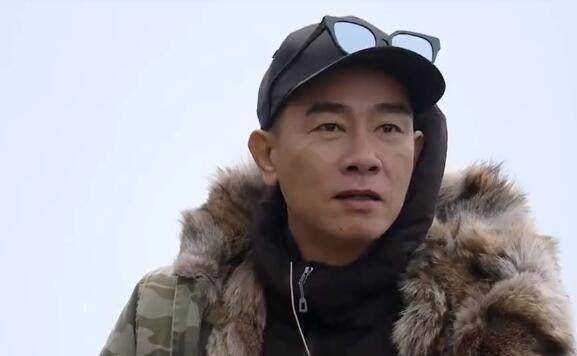 杜江最近带着儿子嗯哼和陈小春父子等人一同来到一个挤牛奶的位置