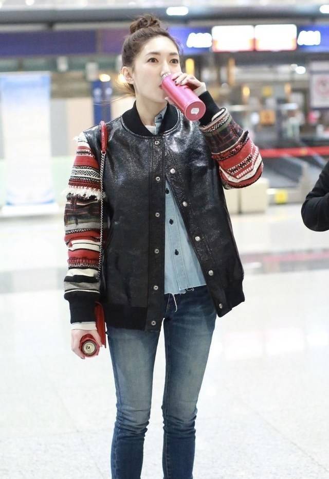 江疏影梳丸子头甜美又清新潇洒喝水放飞自我网友:少女颜太赞了_保温杯