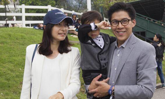 郭晶晶与霍启刚初恋出席活动,儿子霍中曦占c位,同框比美不尴尬_家庭