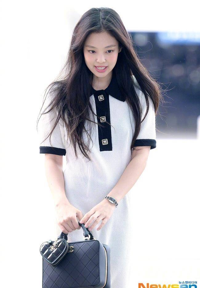 blackpink成员jennie现身机场,穿黑白polo裙甜美可爱!