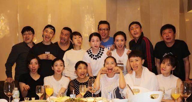 黄晓明陈坤参加同学聚会,合影的信息量好大_何琳雨_baby_关系