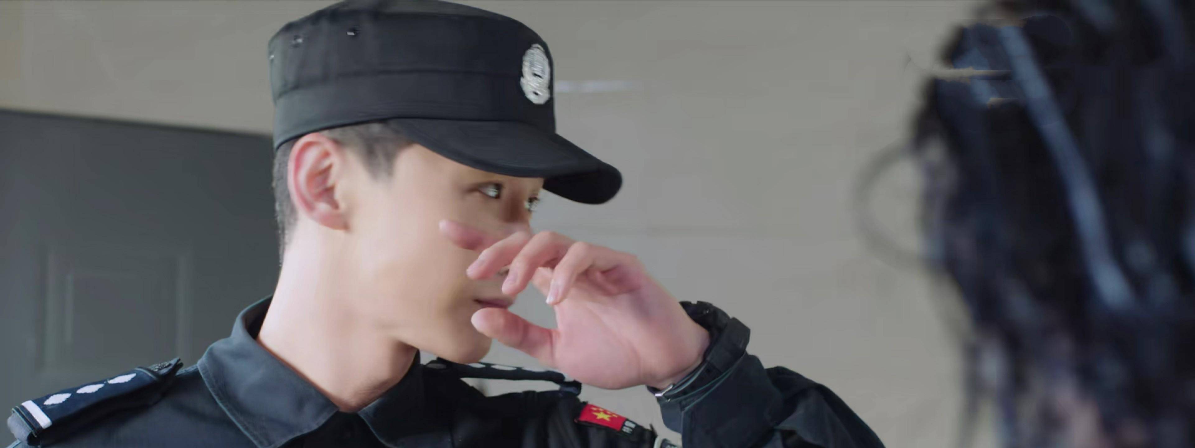 白敬亭新剧尝试警察新身份,演技在线,墨镜制服装酷帅好绝_角色_邢克垒