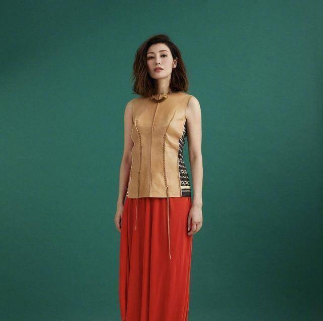 李嘉欣50岁仍"炫腹",黑色连衣裙腹部拼接薄纱真洋气,优雅大方_造型