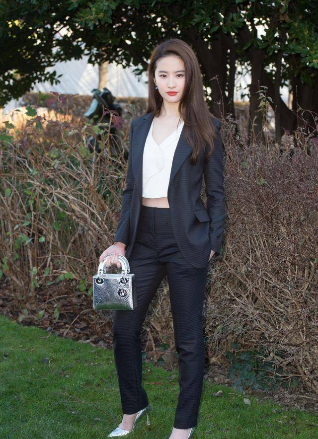 刘亦菲西装盘点,白西装搭黑纱裙优雅知性,条纹黑西装攻气十足_黑色