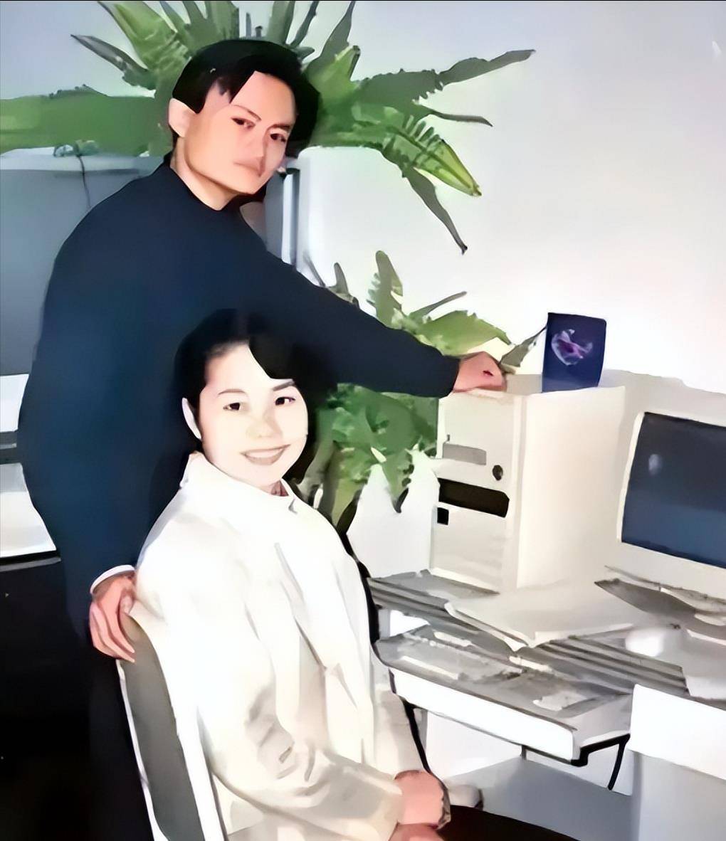 马云33岁的妻子气质比奶茶妹妹还高,难怪马云很专一!_张瑛_黑色_象征