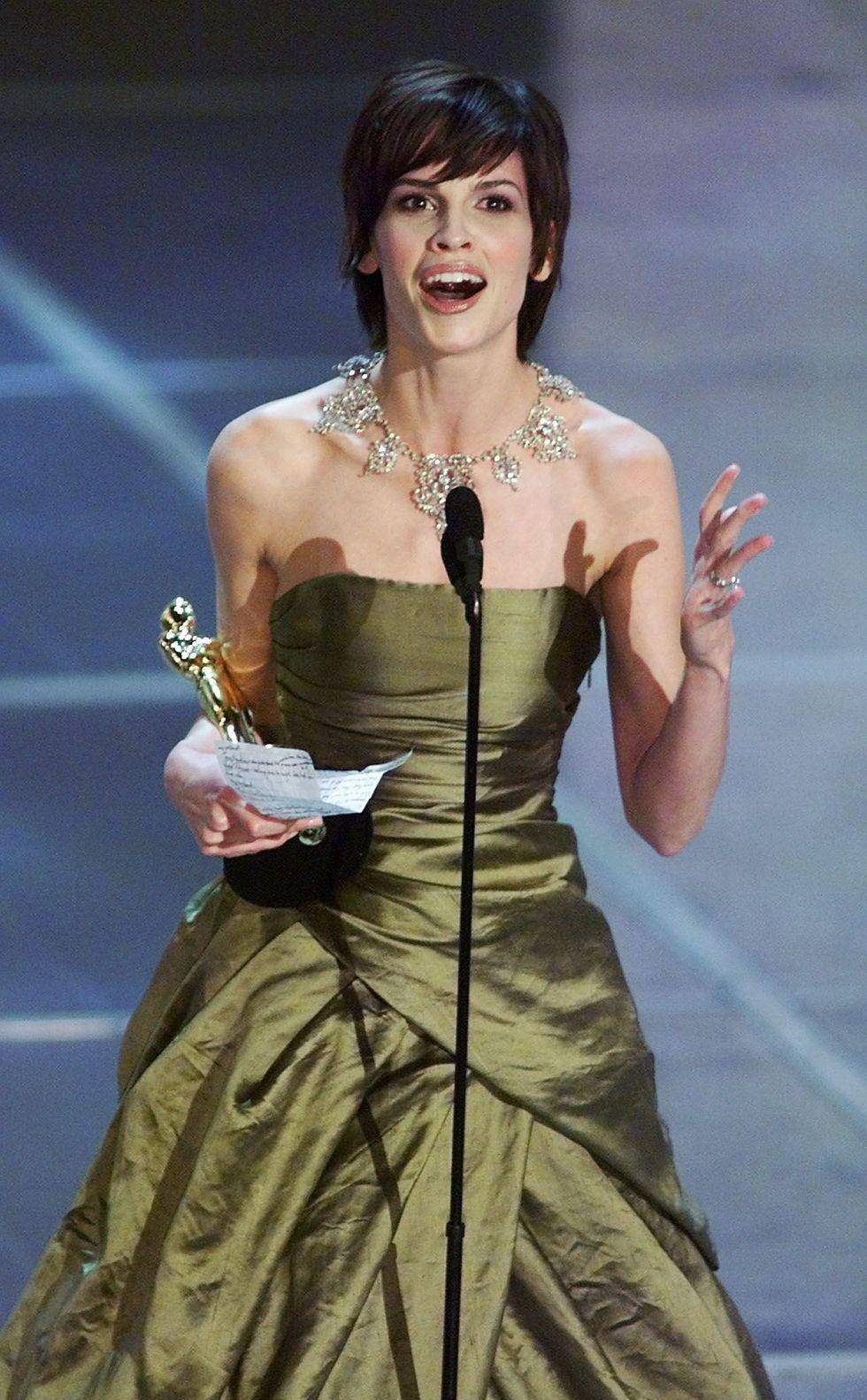 2000年希拉里·斯旺克的奥斯卡晚礼服造型我们很喜欢希拉里·斯旺克