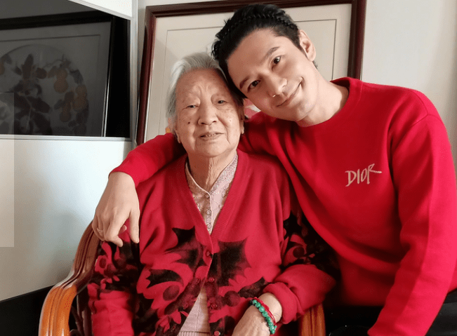 黄晓明带娃现身机场,父子俩全身穿搭万元,小海绵眉眼被夸像爸爸_baby