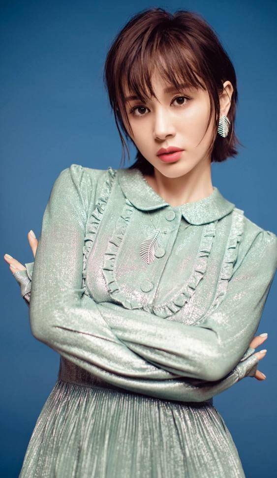 在《棋逢对手》里饰演夏朵朵,她是群星超市的实习女店员,她厉害到能背