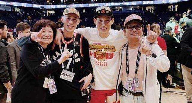 全家见证林书豪手捧奖杯,周董发贺电直言太爽_华人_球迷_1