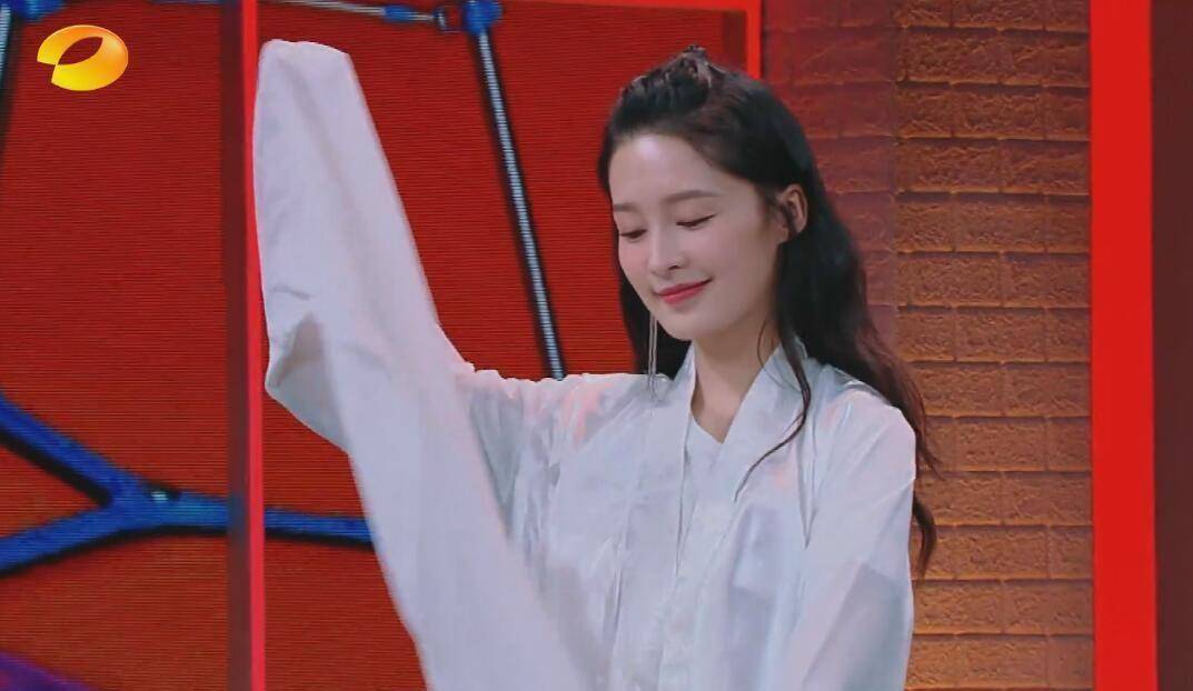 李沁未忘戏曲基本功,与王一博互动好美,大张伟一句放逗乐观众!