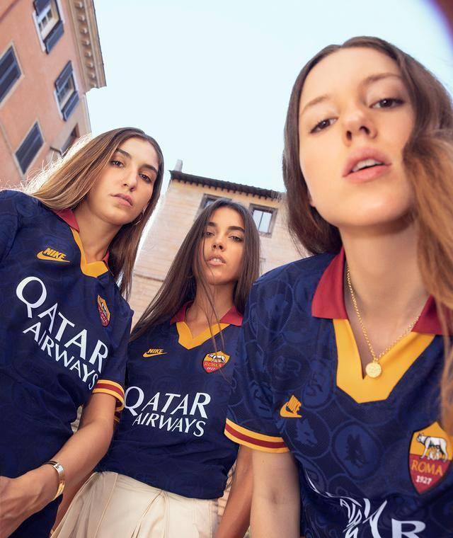 而罗马就不一样了,那里的女球迷,哦不,是球迷,非常的疯狂,你去了很快