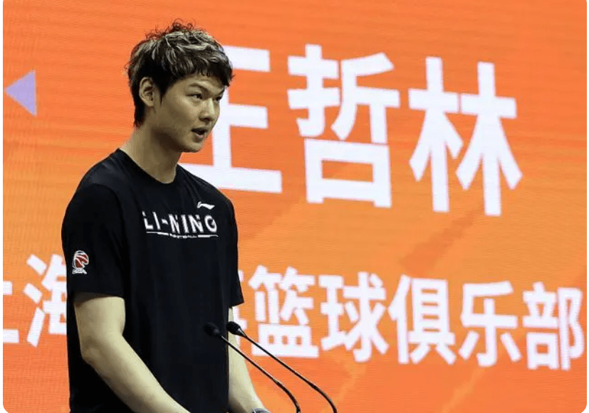 费沃斯,32岁,身高2米08,以其身体素质,防守能力和低位技术著称.