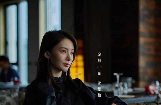 李一桐更是嫉妒剧中的没心没肺的男人,口头禅和邓伦如出一辙,说出少女