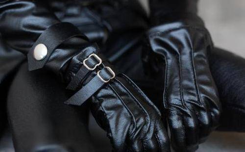 员都有发放专门的黑羊皮手套,不仅冬天的抗寒效果极佳,外表还特别帅气