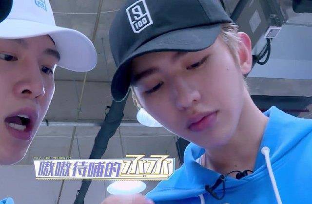 蔡徐坤以逗范丞丞为乐,范丞丞看起来还蛮开心的_蛋糕_时候_小孩