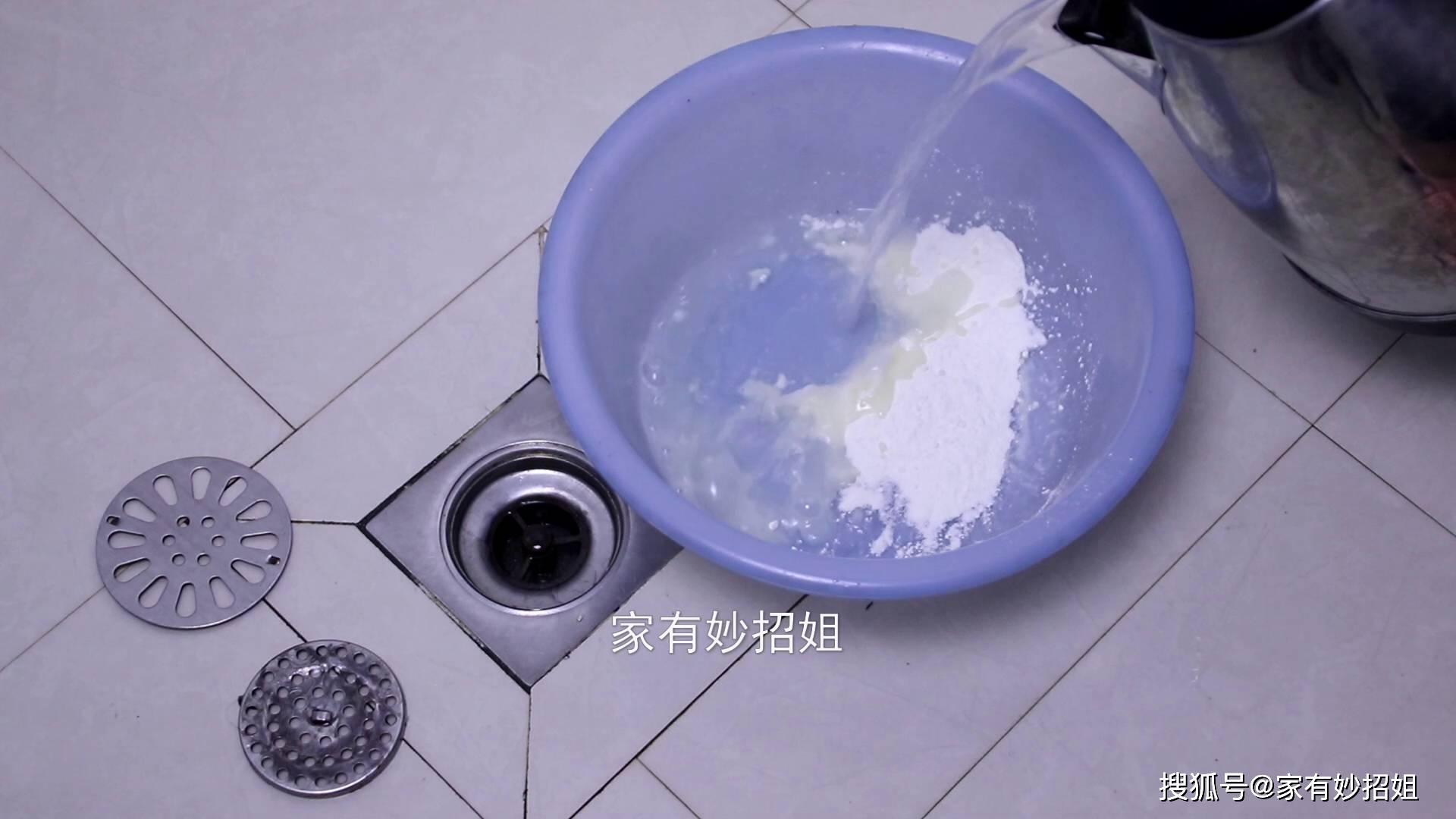 洗衣粉和小蘇打都具有很強的清潔作用,而且它們都是呈一個弱鹼性的,小