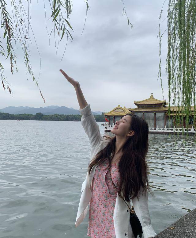 靠穿搭火出圈:宋妍霏,周雨彤,钟楚曦,赵露思_米奇_姐姐_连衣裙