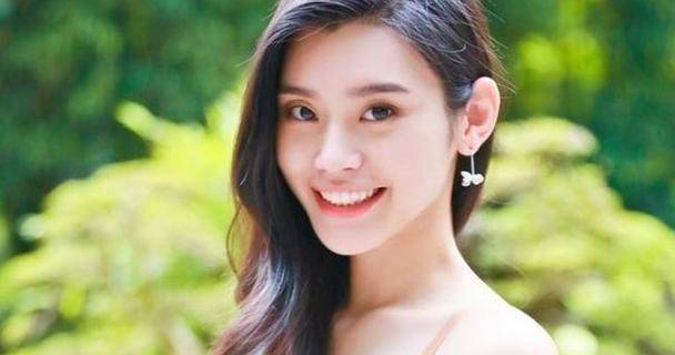 名模奚梦瑶素颜逛街,脚上袜子引游客狂拍,超模穿着果然大胆_中国_时尚