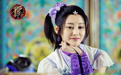 11年,李纯在张艺谋导演的电影《金陵十三钗》中扮演秦淮河十几个女人