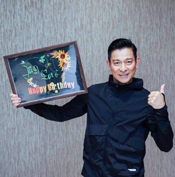 刘德华57岁生日,全球粉丝都在庆祝,他却只晒了一张自拍!