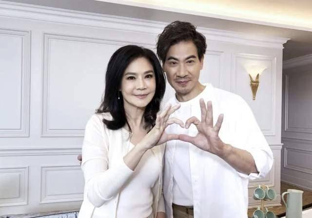 素颜大变认不出,与老公牵手好恩爱_俞小凡_翁家明_感情
